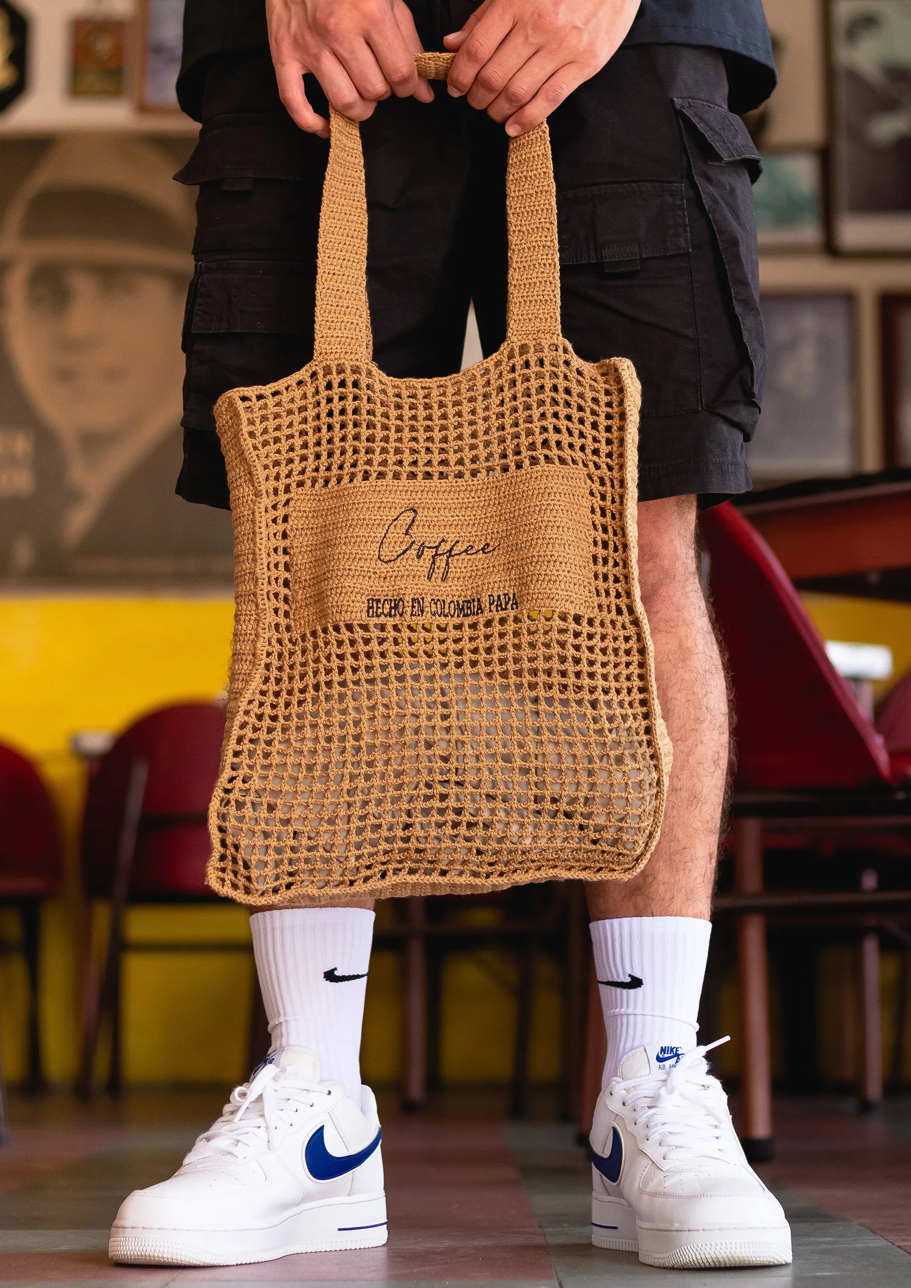 Bolso tipo tote en algodón orgánico tejido a mano, color camel con la etiqueta "Café - Hecho en Colombia PAPA", diseño minimalista y sostenible diseñado por Coffee Clothing.